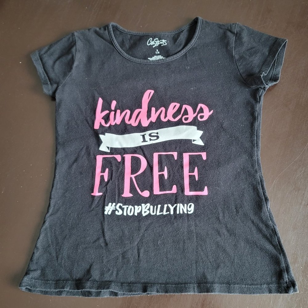 City Streets s/s t-shirt with "Kindness is free"
